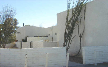 Swan Apartments in Tucson, AZ - Foto de edificio - Building Photo