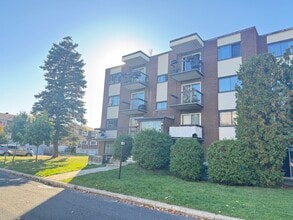 5330 Pontiac Pl in Brossard, QC - Building Photo - Building Photo