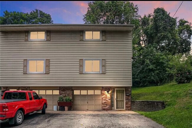 3449 Middletown Rd in Pittsburgh, PA - Foto de edificio - Building Photo