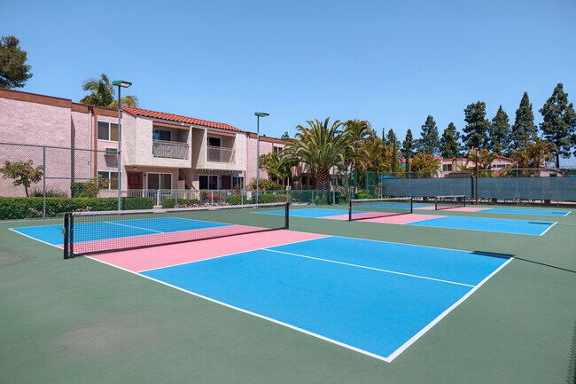 Hourglass Park Apartments in San Diego, CA - Foto de edificio - Building Photo