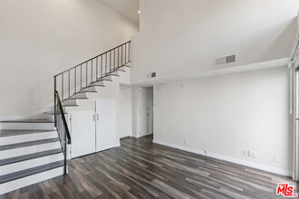 16550 Vanowen St in Los Angeles, CA - Building Photo - Building Photo