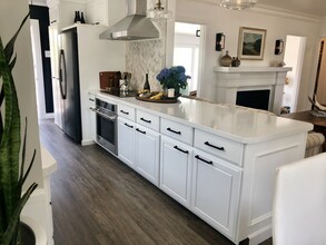 1741 Oak St in Santa Monica, CA - Building Photo - Building Photo
