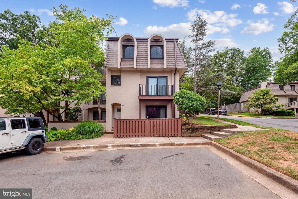 1635 Valencia Way in Reston, VA - Building Photo