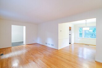 10409 Adel Rd in Oakton, VA - Building Photo - Building Photo