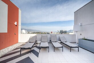 11403 Chandler Blvd in Los Angeles, CA - Building Photo - Building Photo