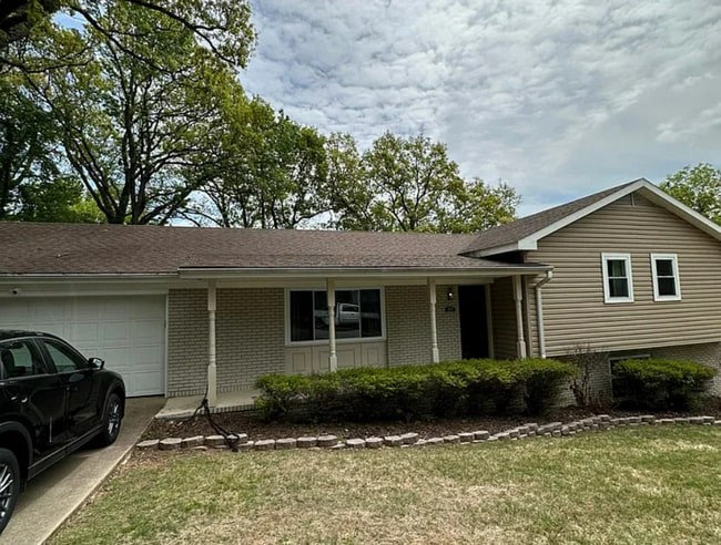 property at 2272 N Briarwood Ln