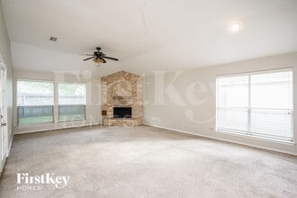 2338 Loyanne Dr in Spring, TX - Foto de edificio - Building Photo