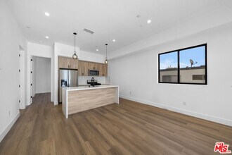 10845 1/2 Morrison St in Los Angeles, CA - Building Photo - Building Photo