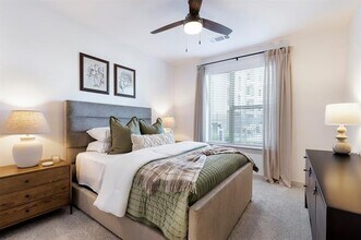 750 W Turner Warnell Rd in Arlington, TX - Foto de edificio - Building Photo