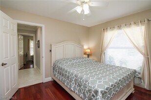 333 Wentworth Ct in Naples, FL - Building Photo