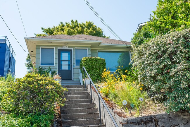 3731 Eastern Ave N in Seattle, WA - Building Photo - Building Photo