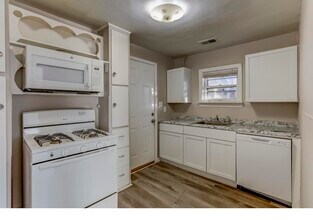 22100 Hawthorne St-Unit -4 in Farmington, MI - Building Photo - Building Photo