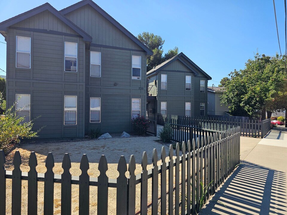 725 Pepper St in San Luis Obispo, CA - Building Photo