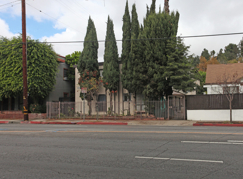 5665 Franklin Ave in Los Angeles, CA - Building Photo