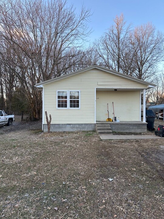 324 3rd St in Guthrie, KY - Building Photo