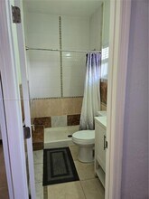 5712 Hollywood Blvd, Unit 3 in Hollywood, FL - Building Photo - Building Photo