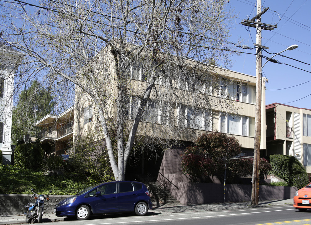 715 Oakland Ave in Oakland, CA - Foto de edificio