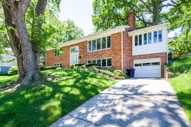 property at 3920 N Woodstock St