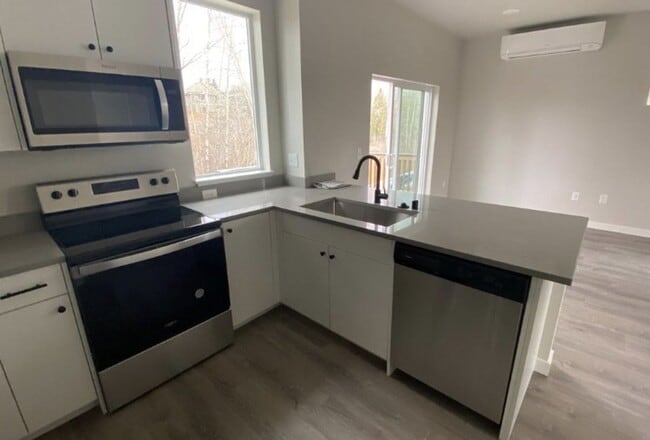 614 Telegraph Rd in Bellingham, WA - Building Photo - Building Photo