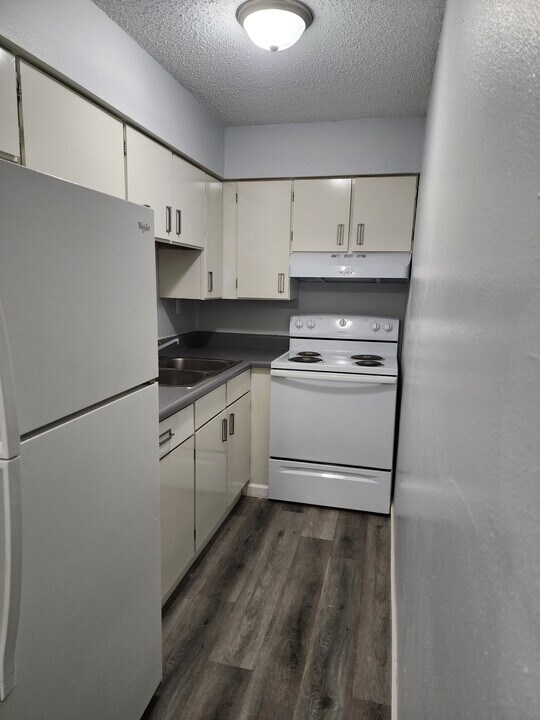 102 Oak St, Unit #1 in Hiawatha, IA - Building Photo