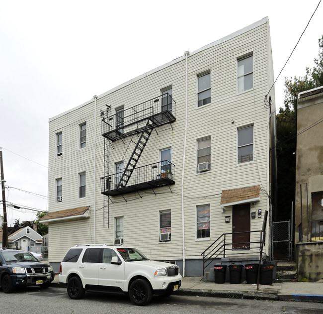 11-13 Washington Ave in Paterson, NJ - Foto de edificio - Building Photo