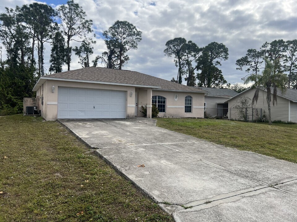 17417 Oriole Rd in Ft. Myers, FL - Building Photo