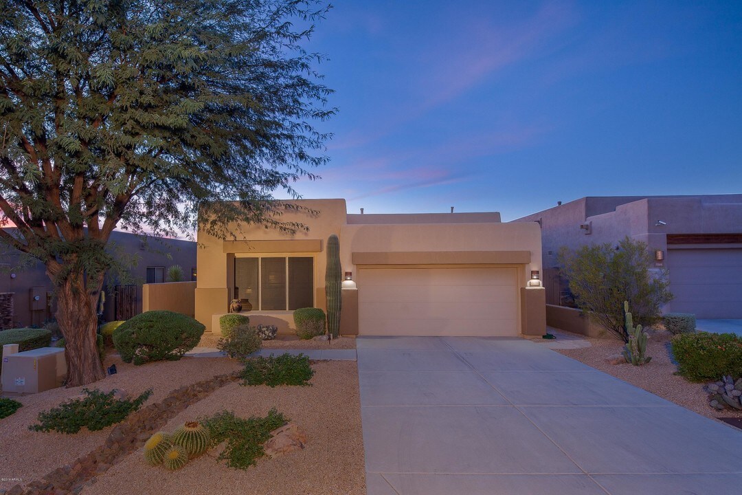 9562 E Chuckwagon Ln in Scottsdale, AZ - Foto de edificio