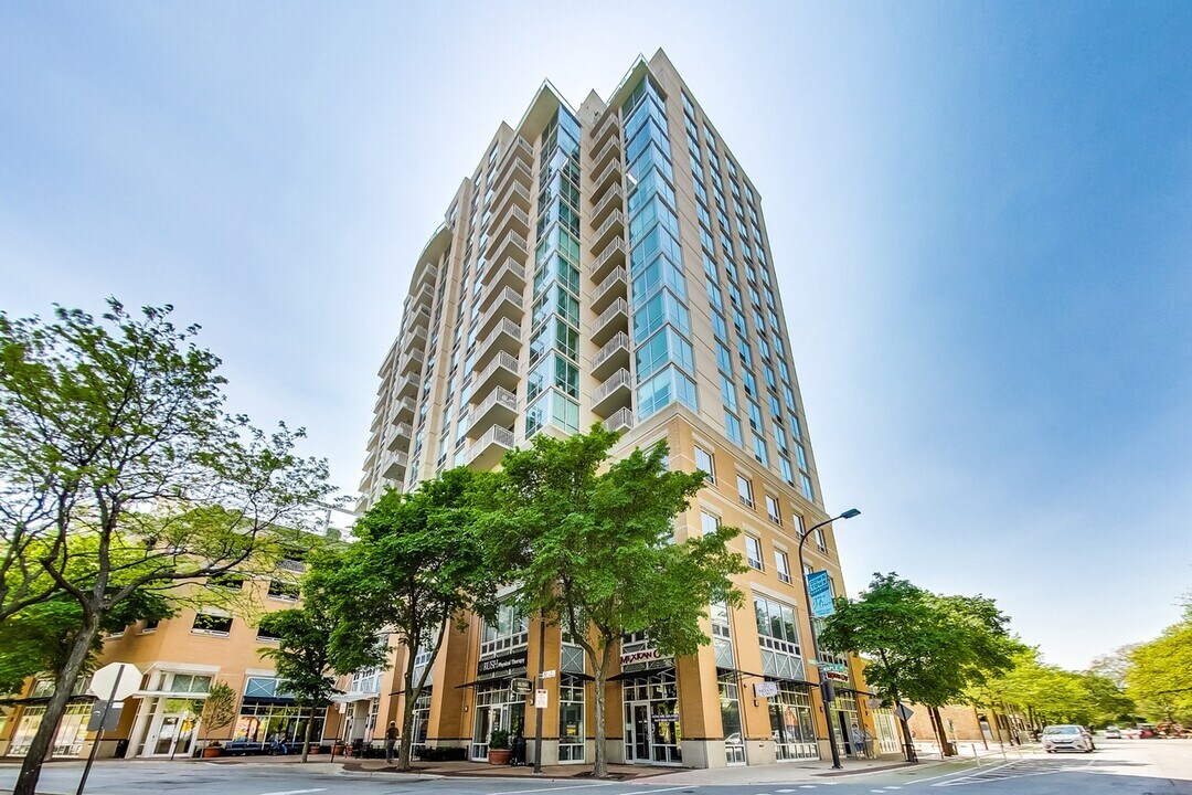 1640 Maple Ave, Unit 604 in Evanston, IL - Foto de edificio