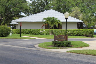 201 Club Dr in Palm Beach Gardens, FL - Building Photo - Building Photo