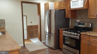 2003 Radford Dr in Woodbridge, VA - Foto de edificio - Building Photo