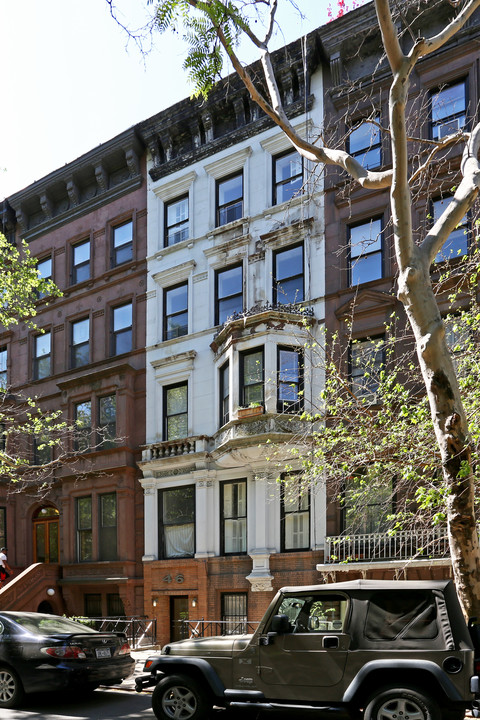 46 W 76th St in New York, NY - Building Photo