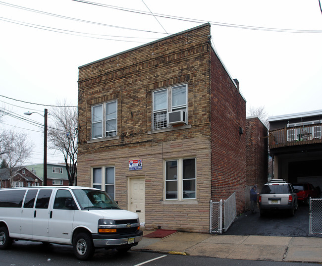 586 61st St in West New York, NJ - Foto de edificio - Building Photo