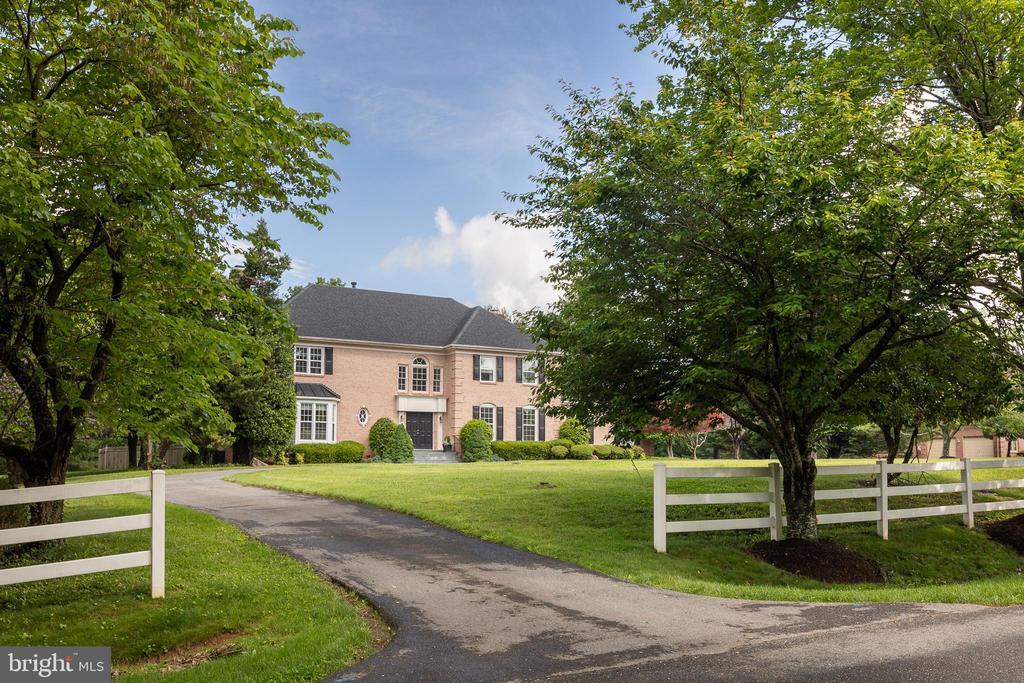 8809 Saunders Ln in Bethesda, MD - Building Photo