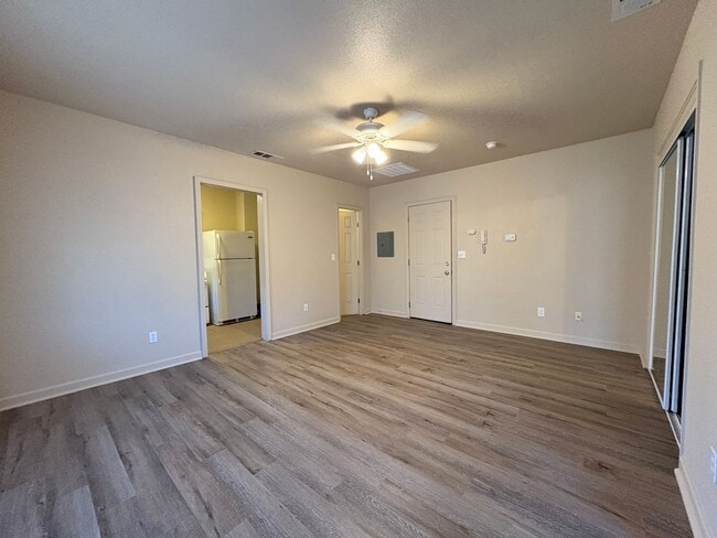 property at 122 W Oak St