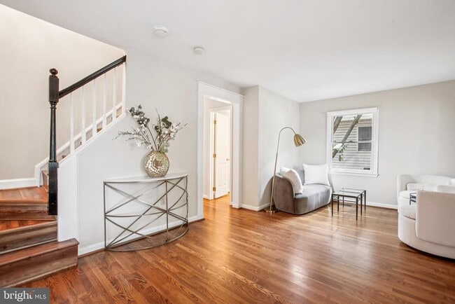 property at 112 E Walnut St