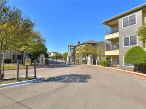 2320 Gracy Farms Ln in Austin, TX - Foto de edificio - Building Photo