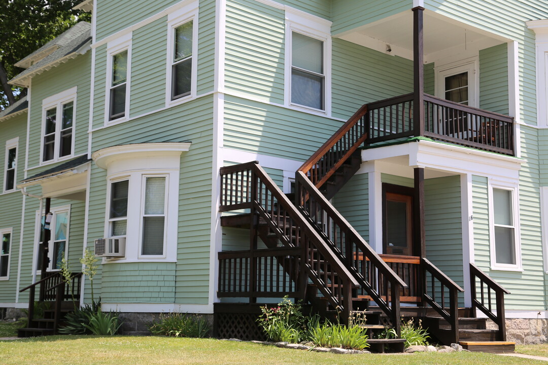 16 Charlotte St, Unit 2nd Floor with Balcony in Worcester, MA - Building Photo