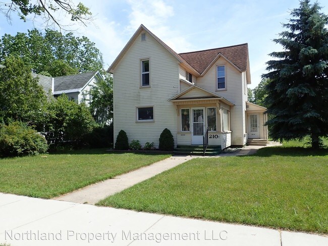 210 E Tenth St in Traverse City, MI - Building Photo - Building Photo