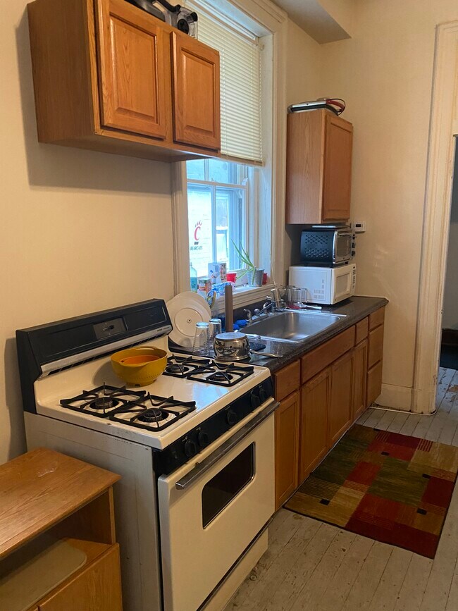 2235 Victor St, Unit Both units in Cincinnati, OH - Foto de edificio - Building Photo