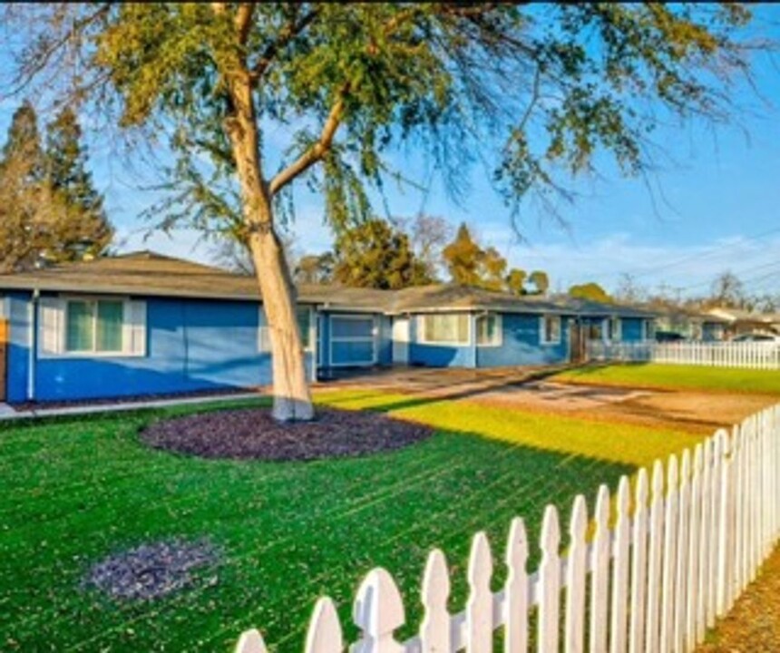 2049 Hudson Way in Sacramento, CA - Building Photo