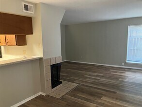 8048 Sands Point Dr in Houston, TX - Building Photo - Building Photo