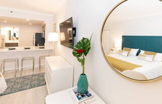 2889 McFarlane Rd in Miami, FL - Building Photo