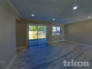 1040 Grapefruit Rd SE in Palm Bay, FL - Foto de edificio - Building Photo