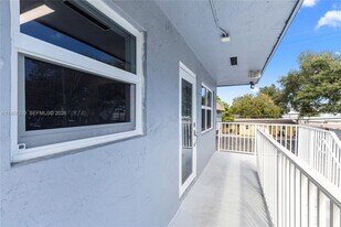 3265 Griffin Rd in Fort Lauderdale, FL - Building Photo