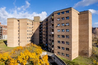 Place Des Vosges 6000-6010 in Côte-St-Luc, QC - Foto de edificio - Building Photo