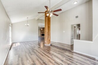 15118 Loma Paseo Dr in Houston, TX - Foto de edificio - Building Photo