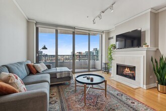 200 N Jefferson St in Chicago, IL - Building Photo - Building Photo