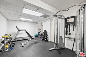 5143 Bakman Ave, Unit 201 in North Hollywood, CA - Foto de edificio - Building Photo