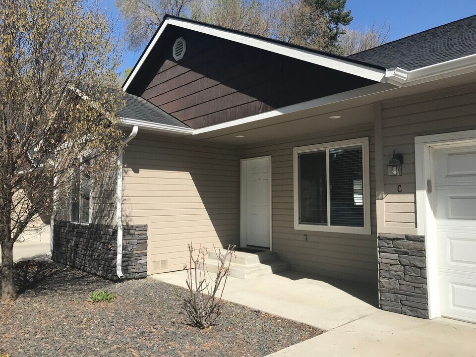 312 S 5th St in Selah, WA - Building Photo