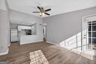 423 Granville Ct in Atlanta, GA - Foto de edificio - Building Photo